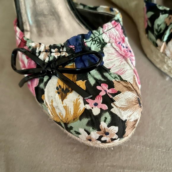 Women’s black floral espadrilles size 9M - Picture 4 of 9